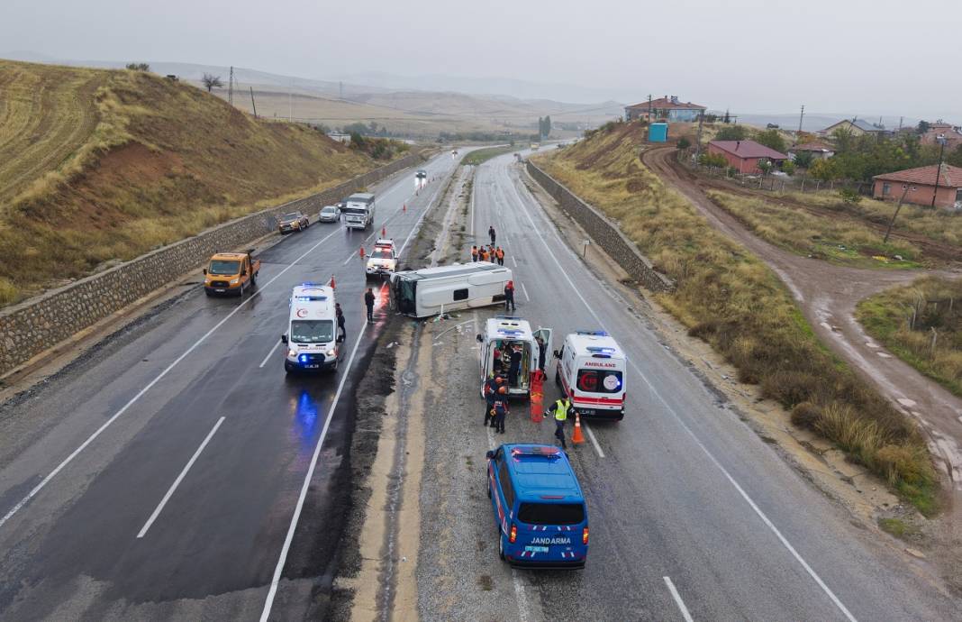 Konya-Kırıkkale yolunda işçi servisi devrildi: 15 yaralı var 1
